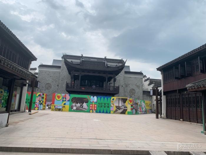 逃离快乐小镇